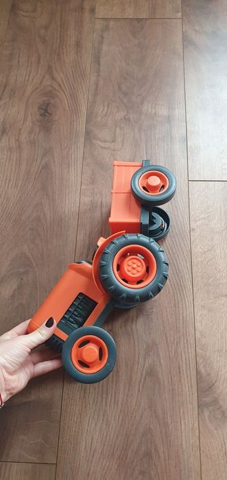 Нова кола машина трактор