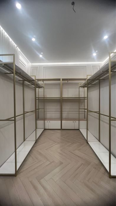 Стилажи для детских вещей и манекены