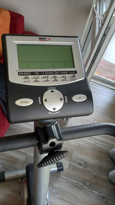 разтегателен диван и велоергометър