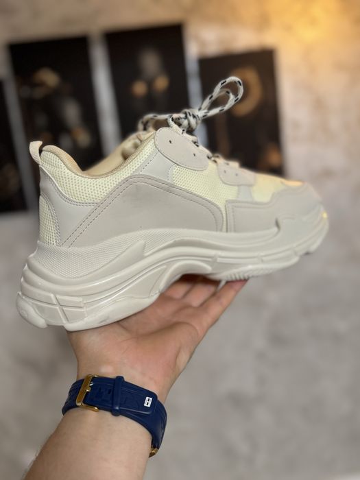 Adidasi Barbati Balenciaga Triple S Crem!