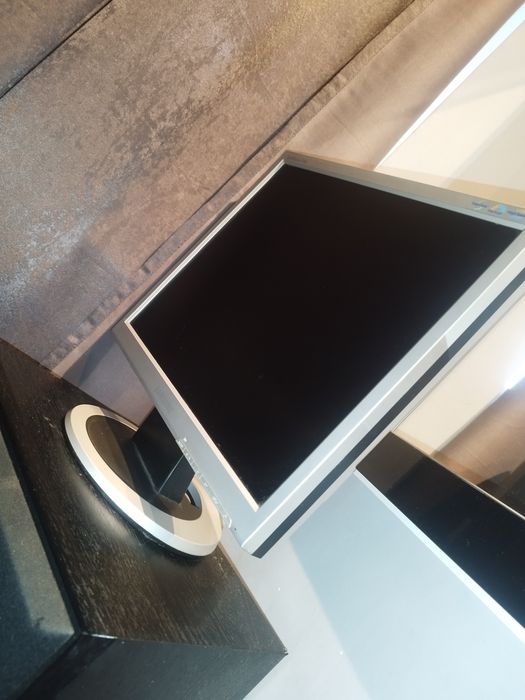 Монитор SAMSUNG 710N S отличен