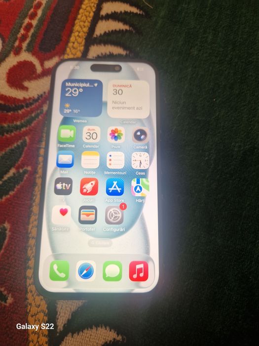 Vând iPhone 15 .