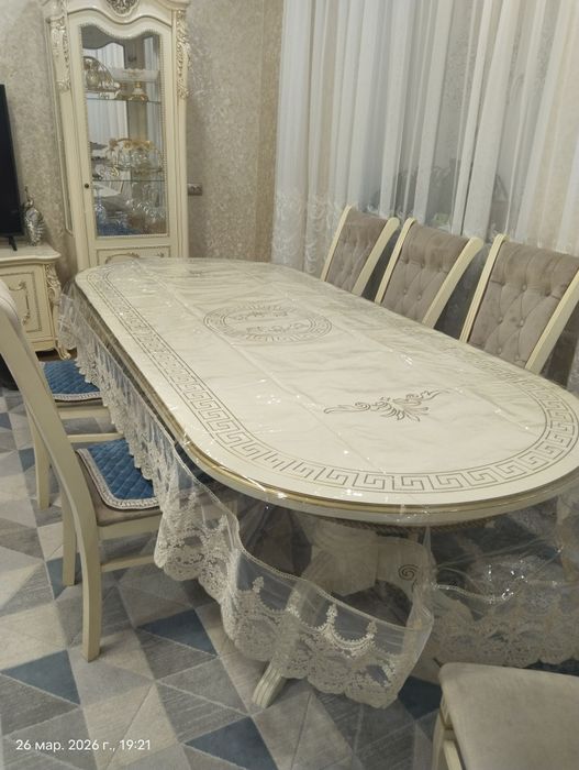 Стол со стульями для гостиной