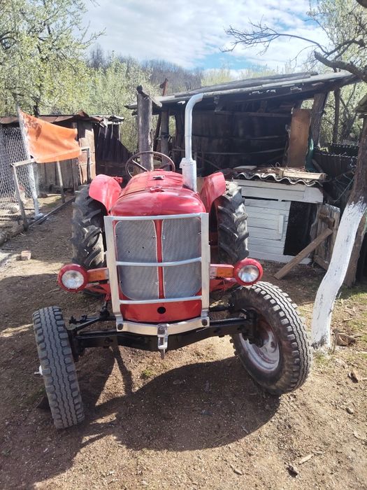 Vând tractor fent
