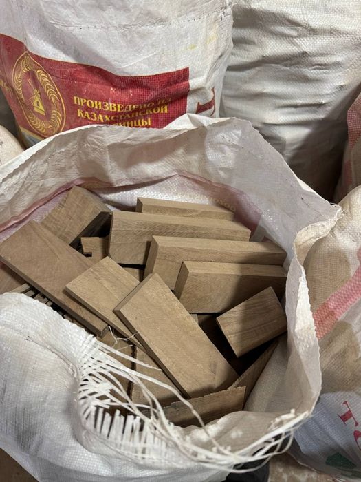 Yongʻoq  yasin Safura daraxtlaridanOʻtin  qoplangan unni qopida