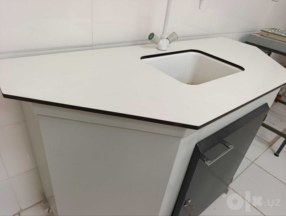 Лабораторная мойка с тумбой и смесителем 140×60×90 см
