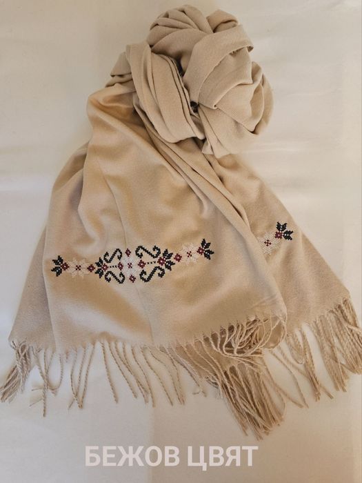 Дамски кашмирен шал със бродирана шевица