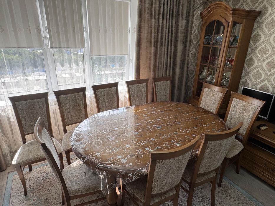 Продам стол с 10 стульями