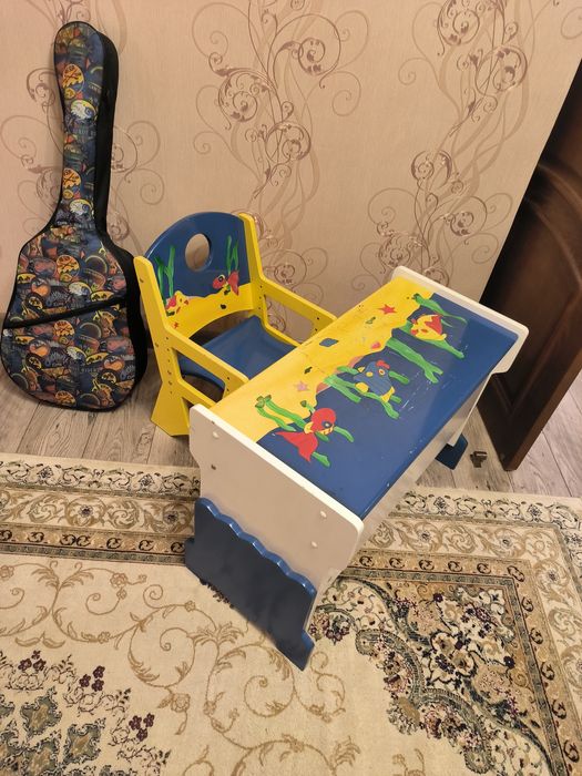 Детский столик со стульчиком.