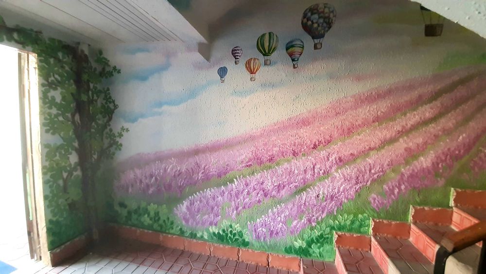 Роспись стен в подъездах, на лестницах,фасадов домов,детских площадок.