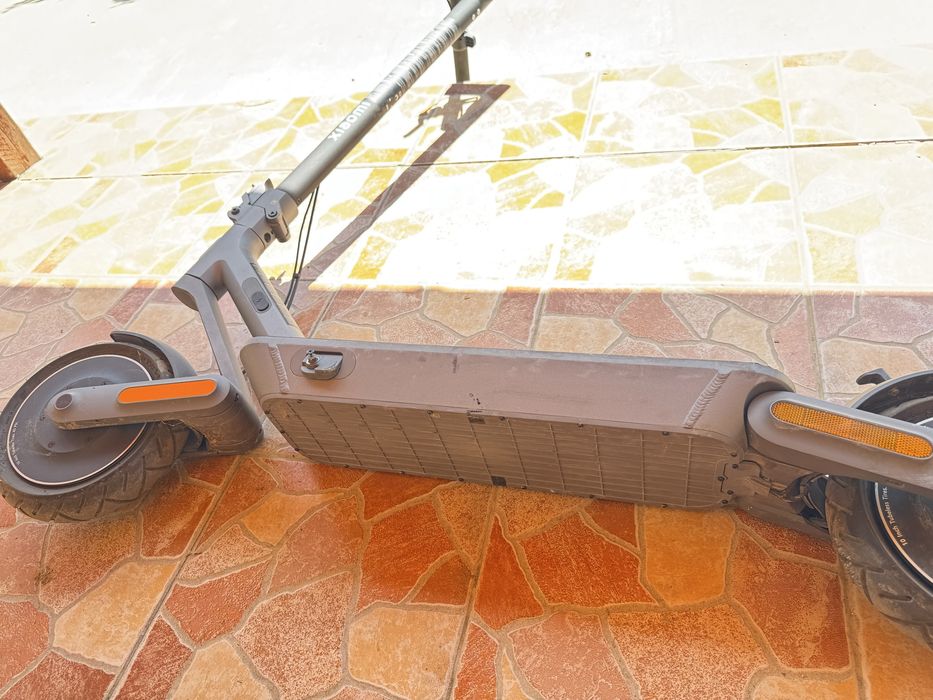 Trotinetă electrică Xiaomi Electric Scooter 4 Ultra – stare excelentă, utilizată foarte puțin