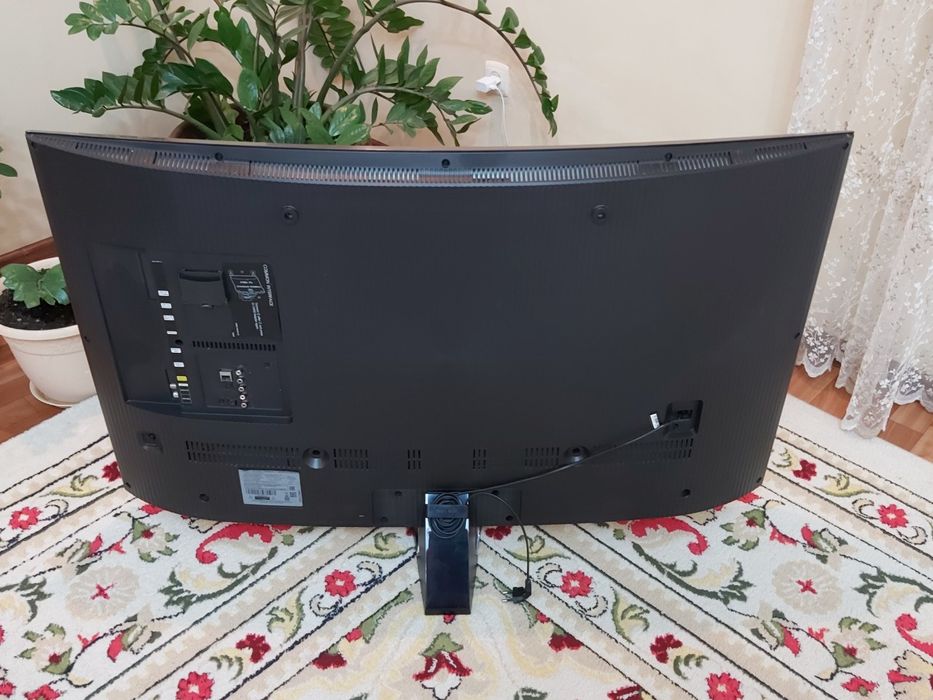Изогнутый ТВ Samsung