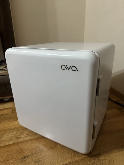 Продаю компактный холодильник AVA