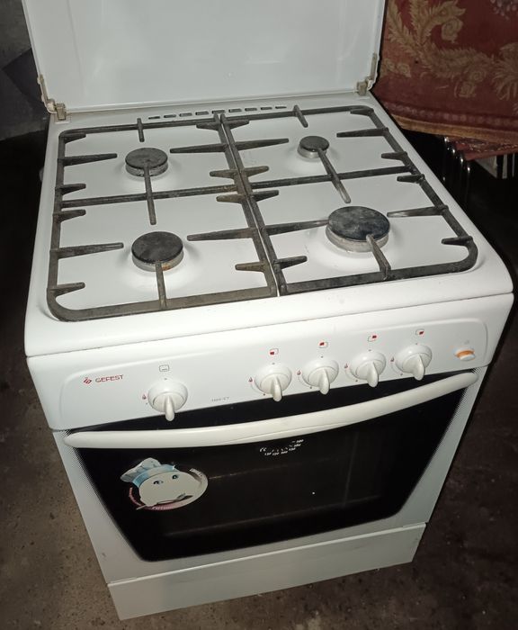 Газовую плиту продам