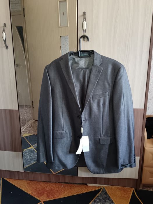 Продам костюм новый