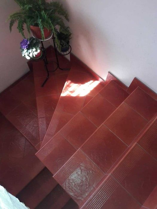 Майстор в полагането на плочки. Бани, стълбища, тераси.