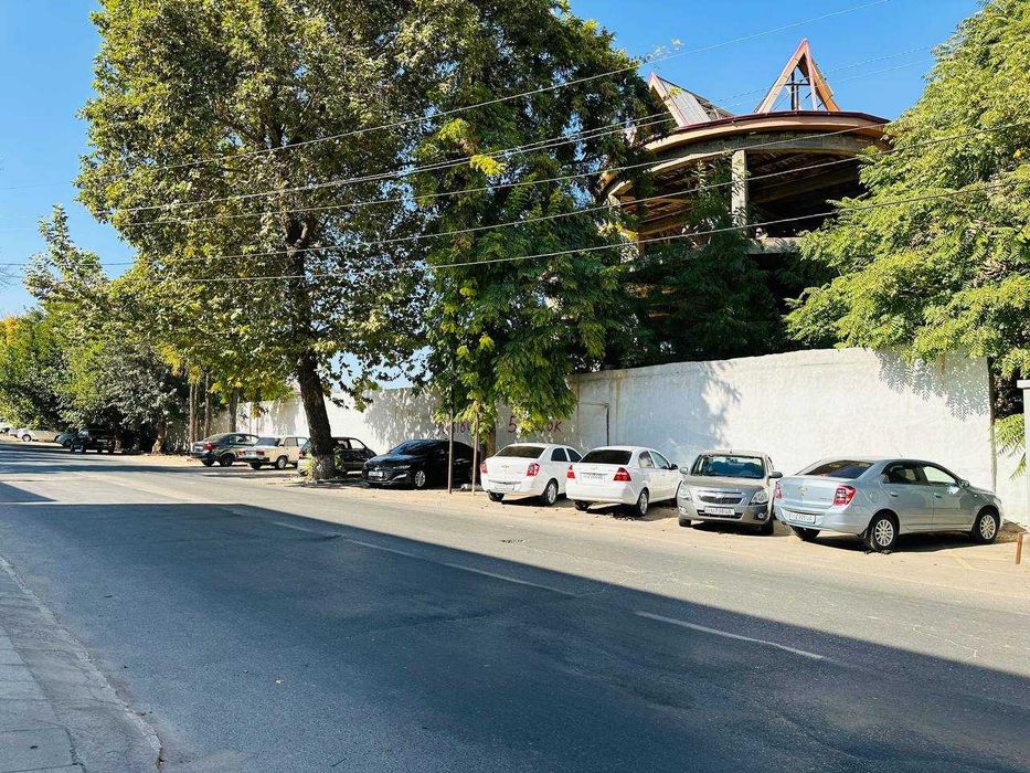 Коммерческое здание 2898 м², участок 50 соток, фасад 120 м