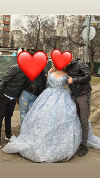 Роклята се продава носена е за 3 часа