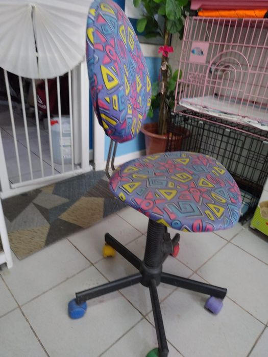 Продам детский компьютерный стул. Материал антивандальная ткань.