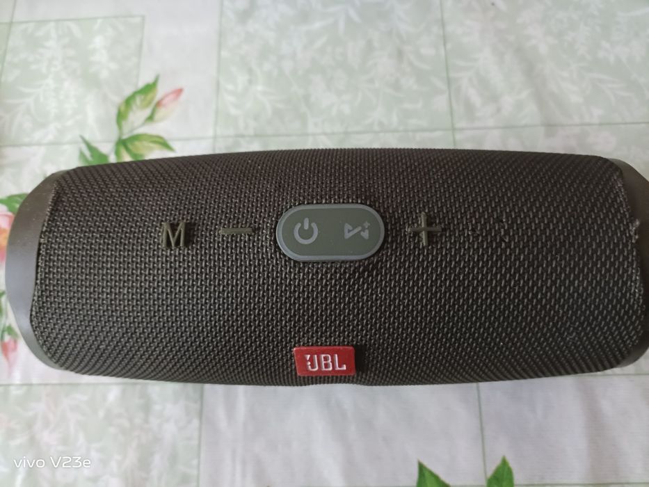 Продам колонку JBL CHARGE4