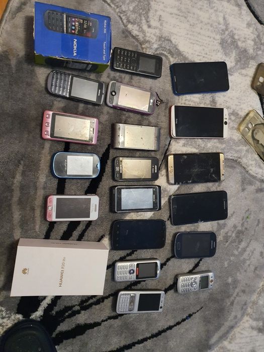 Vând 18 telefoane defecte