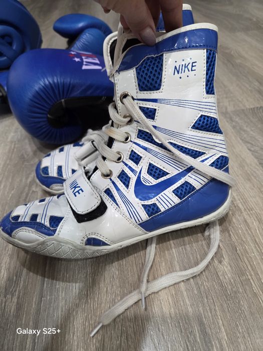 Шлем, перчатки, форма, бинты для бокса