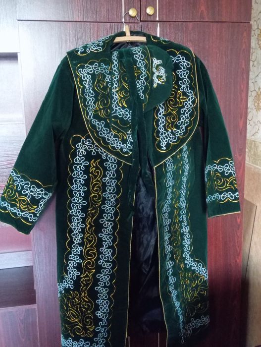 Ерлердің шапаны сатылады.