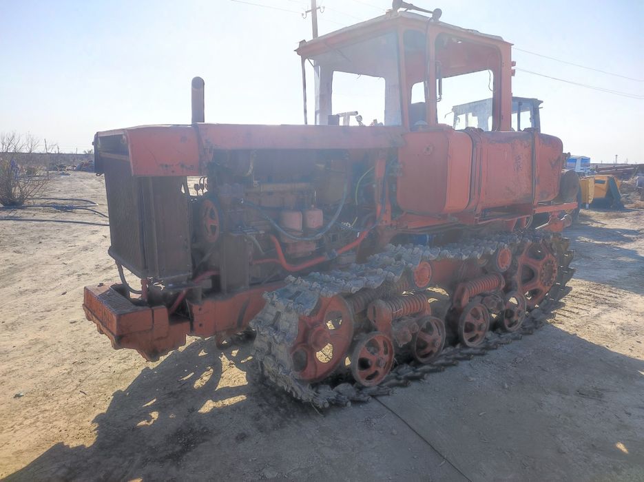 Трактор Дт-75 с плугом