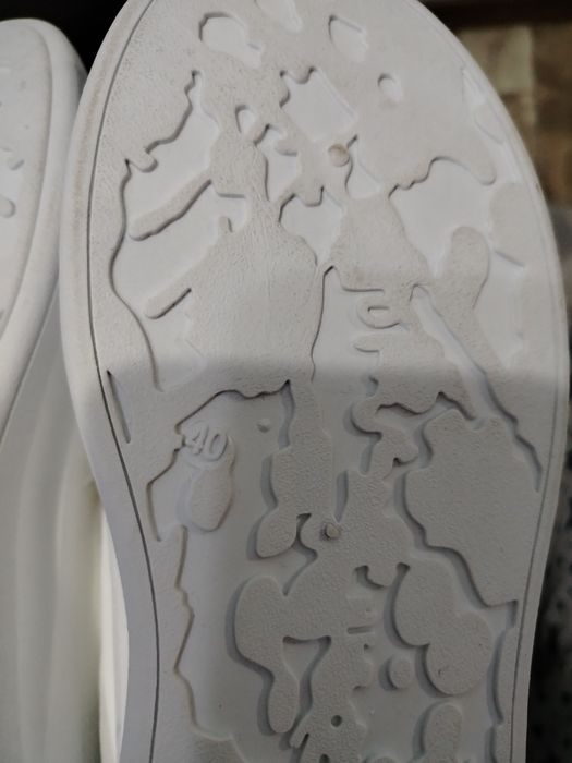 Кроссовки брала с китая