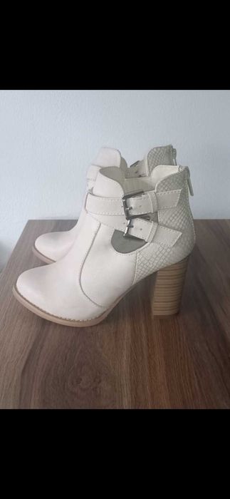 Ghete crem cu toc inalt