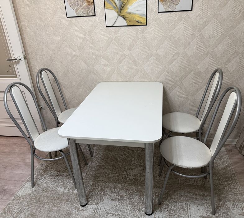Продам стол с 4 стульями