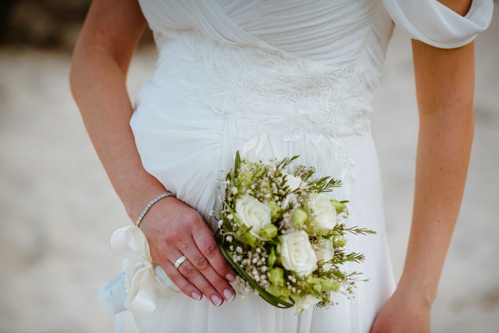 Бяла булчинска рокля