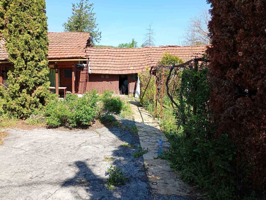 Къща с голям двор – тиха локация в екологичен регион, ток/вода, подходяща за целогодишно живеене