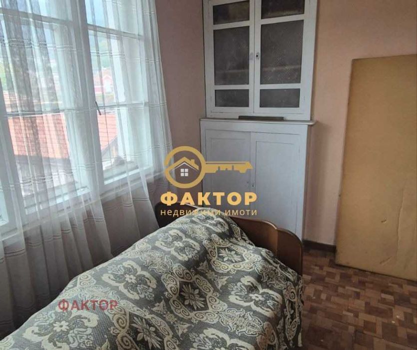 Триетажна къща в с. Устина