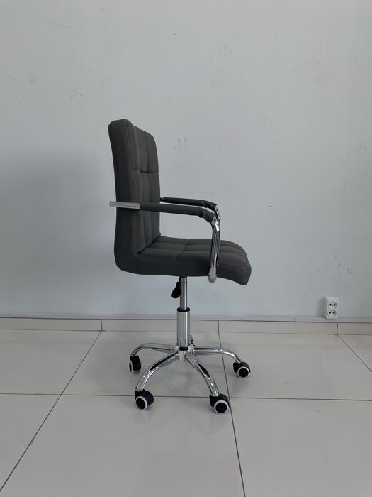 Современный офисный стул на колёсиках – чёрный, с удобной спинкой