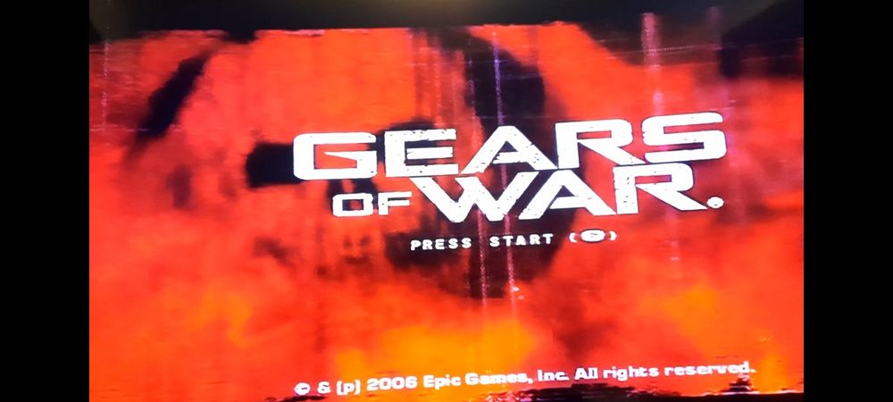 Xbox cu 2 manete, cabluri și un joc