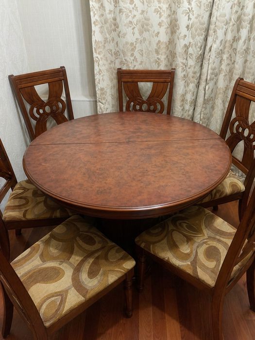 Продается стол и стулья