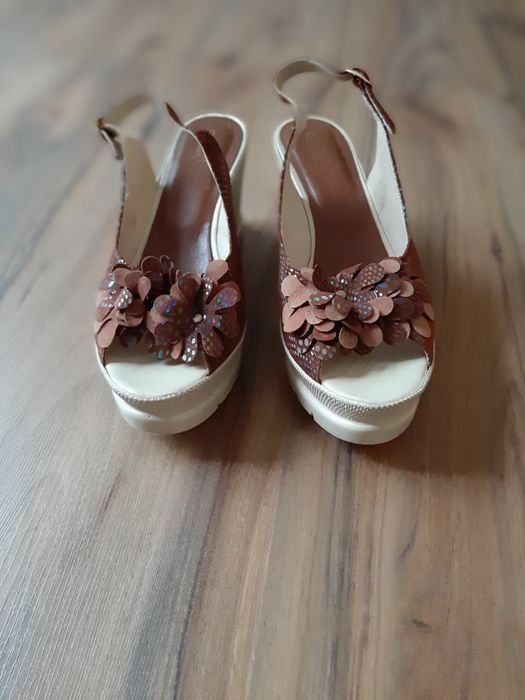 Чисто нови кафяви сандали естествена кожа-37 номер