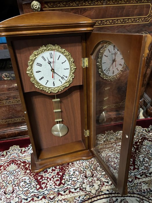 Продам часы  настенные с маятником дерево