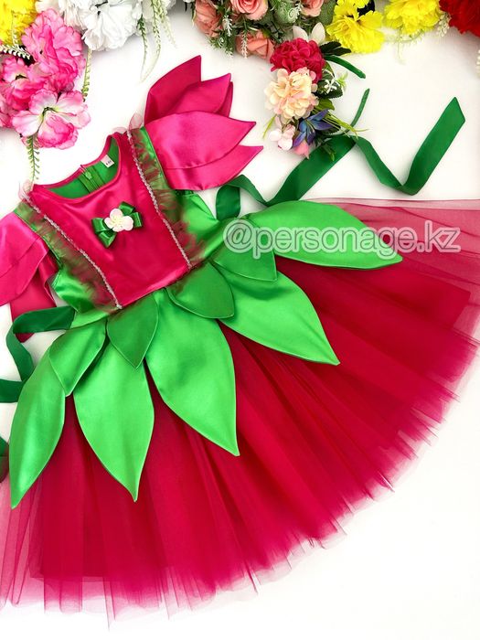 Зеленое нарядное платье