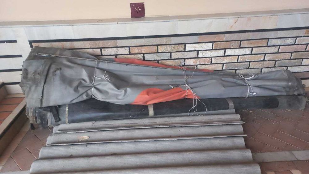 Tent, stoykalari va eshiklari bor