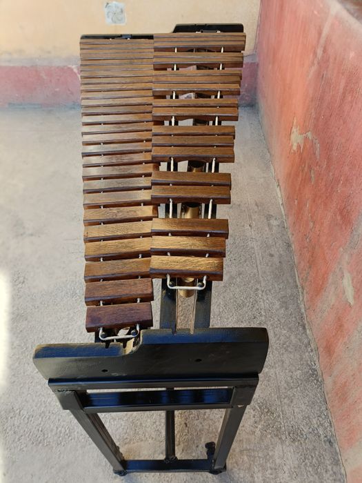 3,5 oktavali kselofon sotiladi. Notalari soz, holati yangi.