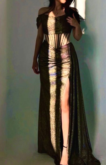 Шикарное платье со шлейфом размер М