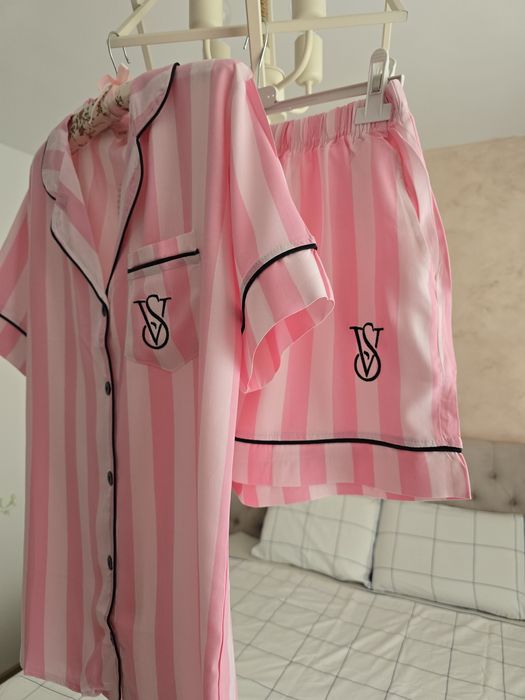 Pijama VS cutie/etichetă