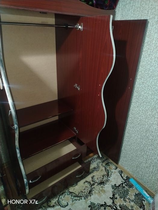 Shkaf uy uchun kiyim ilgich