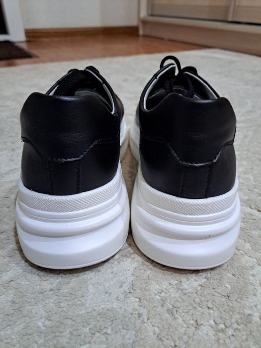 Продам женские кроссовки