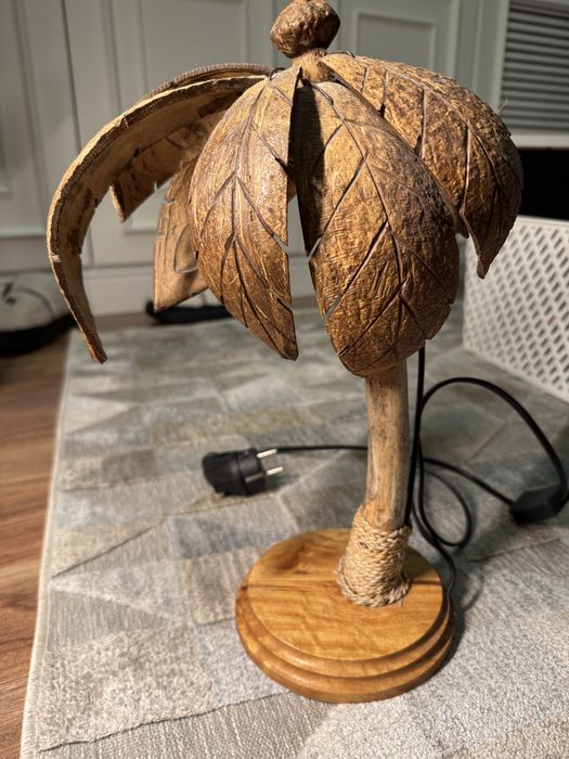 Лампочка,немногр поломана,но очень вписывается в интерьер