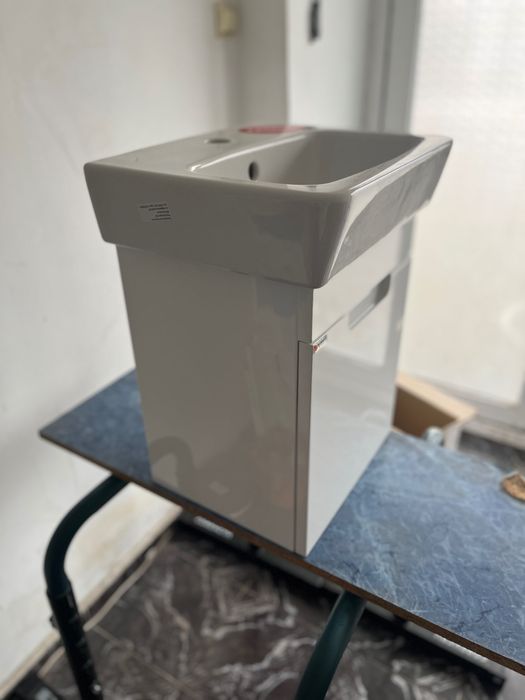 Мивка с шкаф (умивалник с конзола)