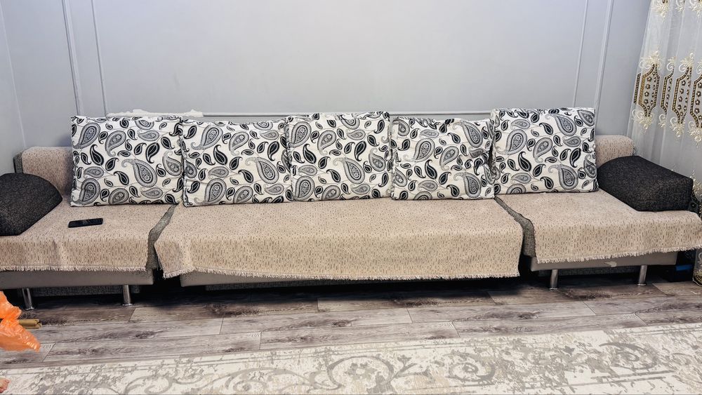 Диван с подушками