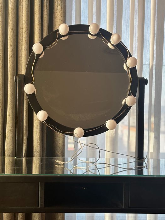 Тоалетка с огледало, стол и Холивудско осветление от ИКЕА